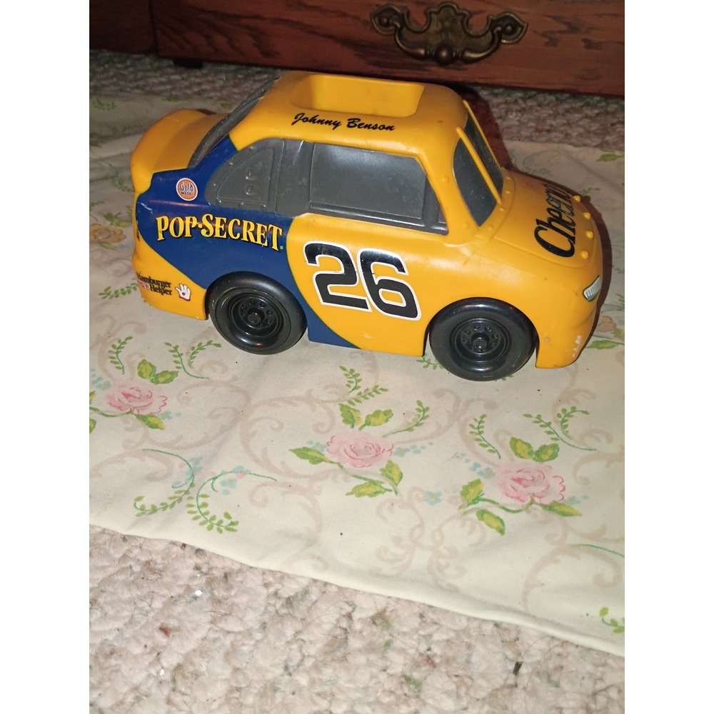 Ertl Nascar Little Racers 2000 Push N Go Car # 26 Johnny Benson Cheerios